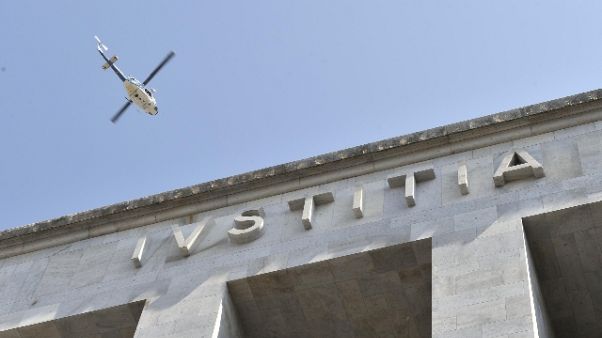 Cade pulendo vetri, donna morta a Milano Cade pulendo vetri, donna morta a Milano