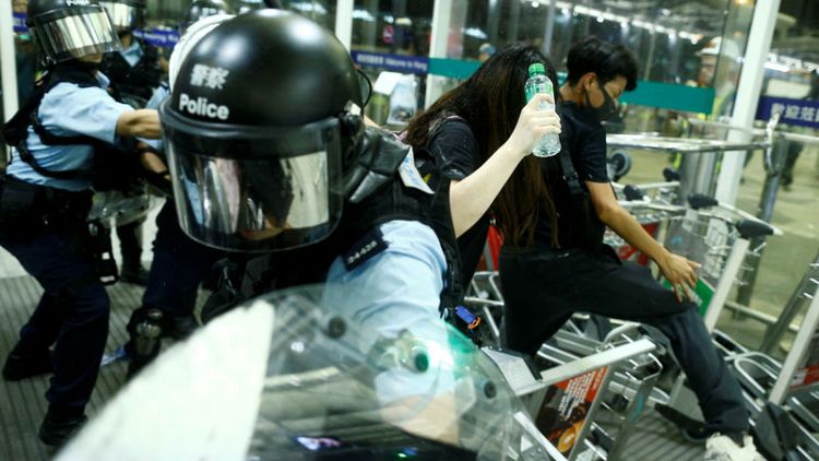 اشتباك بين المحتجين والشرطة في مطار هونج كونج