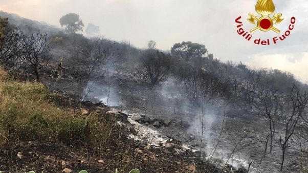 Incendi:10 famiglie evacuate nel Nuorese Incendi:10 famiglie evacuate nel Nuorese