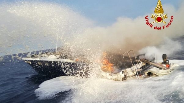 In fiamme barca al largo, no feriti In fiamme barca al largo, no feriti