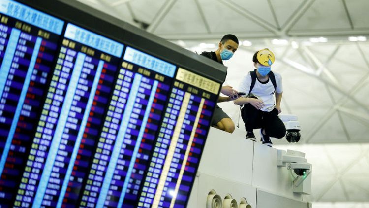 مكتب شؤون هونج كونج في الصين يندد بالأعمال "شبه الإرهابية" في مطار هونج كونج