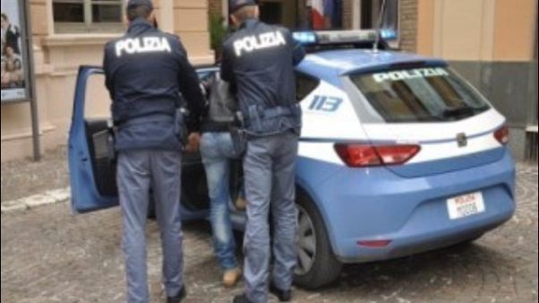 Abusi di gruppo per 10 anni, 5 arrestati Abusi di gruppo per 10 anni, 5 arrestati