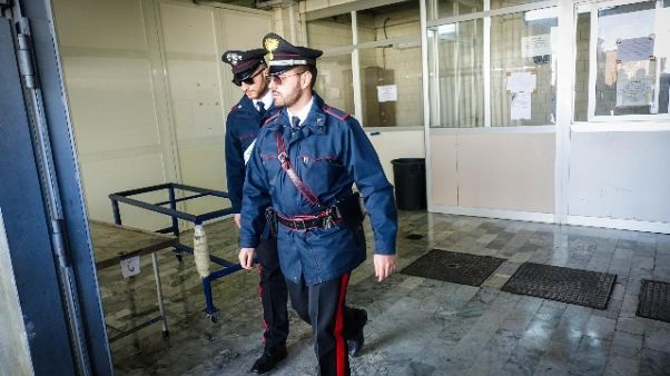 Salma ricoperta di formiche in ospedale Salma ricoperta di formiche in ospedale