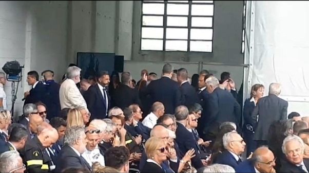 Ponte: Mattarella abbraccia familiari Ponte: Mattarella abbraccia familiari