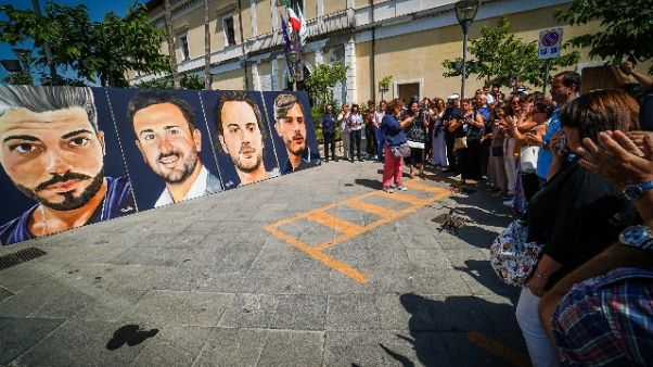 Ponte, tele ricordano i 4 amici morti Ponte, tele ricordano i 4 amici morti