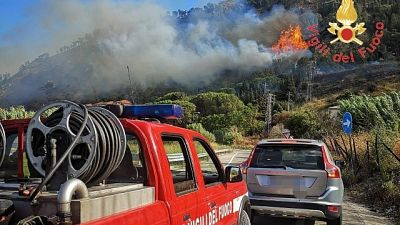 In fiamme collina, evacuato un residence In fiamme collina, evacuato un residence