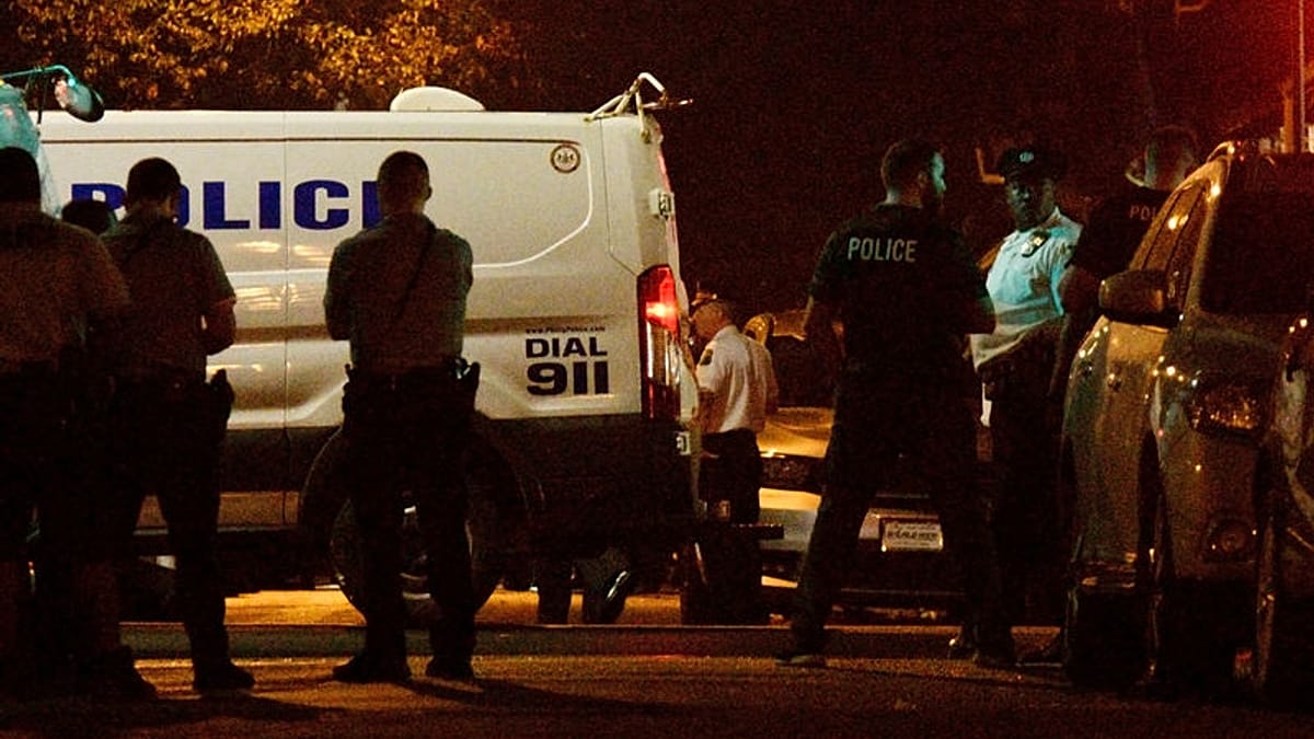 Suspect in Philadelphia police standoff taken into custody | Euronews