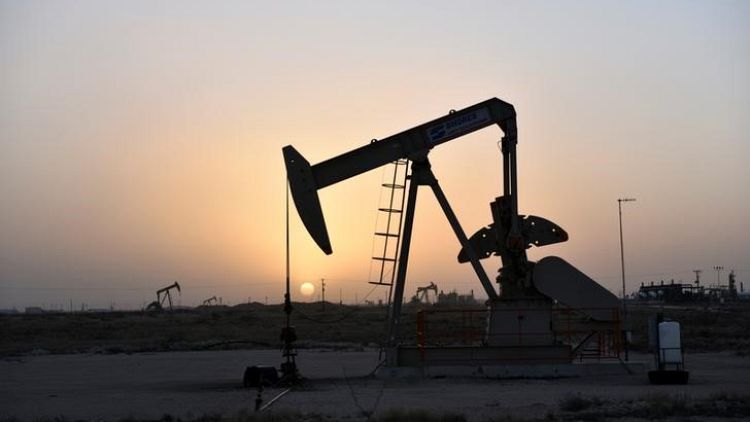أسعار النفط تواصل الانخفاض دون 58 دولارا بفعل مخاوف الركود والإمدادات الأمريكية
