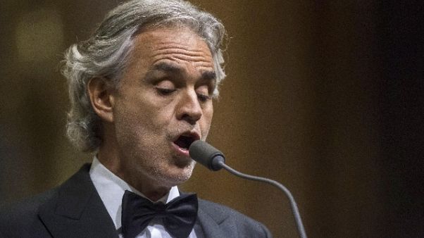 Bocelli canta a messa di Ferragosto Bocelli canta a messa di Ferragosto