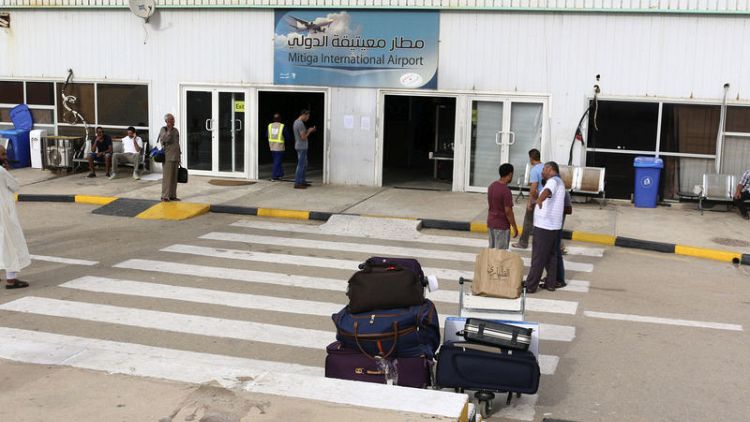 إغلاق المجال الجوي لمطار معيتيقة بالعاصمة الليبية بعد هجوم صاروخي ومقتل عامل