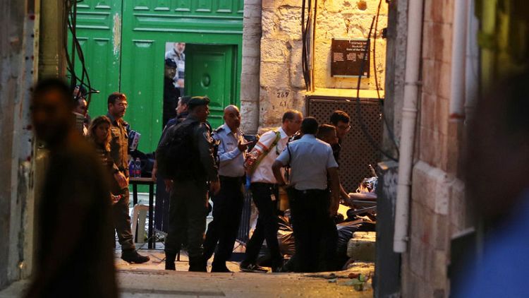 صبيان فلسطينيان يطعنان شرطيا إسرائيليا ومقتل أحدهما