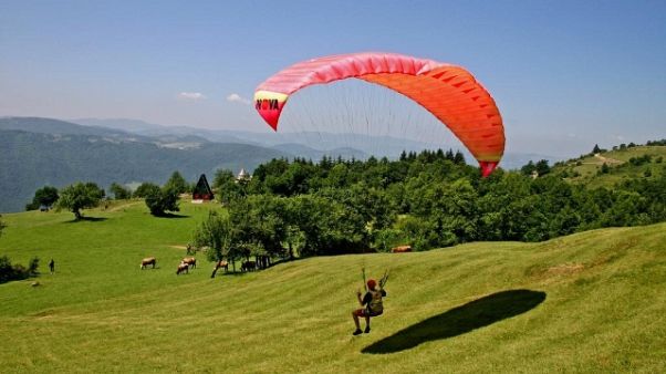 Parapendio precipita, grave il pilota Parapendio precipita, grave il pilota