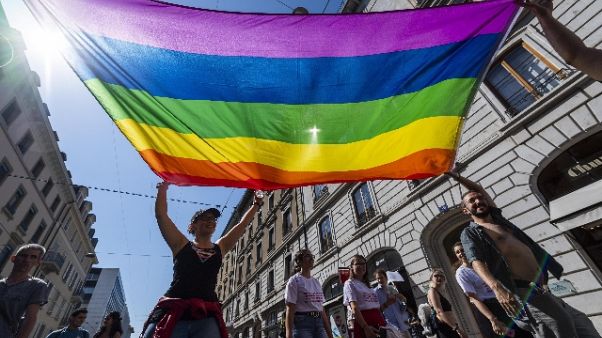 Buttafuori lido a gay, andate altrove Buttafuori lido a gay, andate altrove