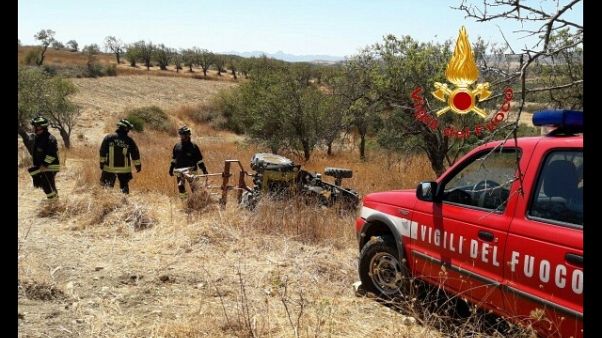 Trattore si ribalta, muore agricoltore Trattore si ribalta, muore agricoltore