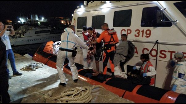Open Arms: polizia da medico Lampedusa Open Arms: polizia da medico Lampedusa