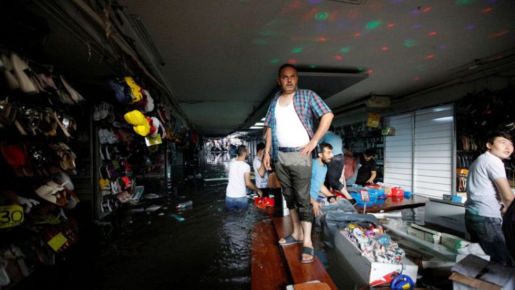 أمطار غزيرة في اسطنبول وفيضانات تجتاح البازار الكبير التاريخي