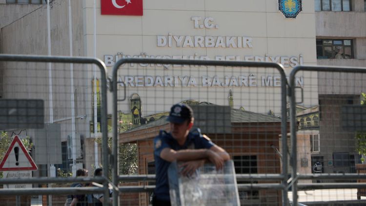 تركيا تقيل ثلاثة رؤساء بلديات للاشتباه بصلتهم بمسلحين وتبدأ عملية أمنية