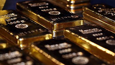 الذهب ينخفض بفعل قوة الدولار والأسهم الذهب ينخفض بفعل قوة الدولار والأسهم