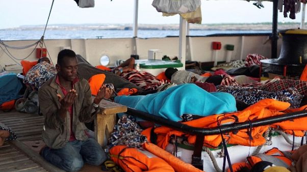 Open Arms, ci diano mezzi per lo sbarco Open Arms, ci diano mezzi per lo sbarco