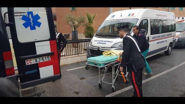 Cadavere di un uomo trovato in strada Cadavere di un uomo trovato in strada
