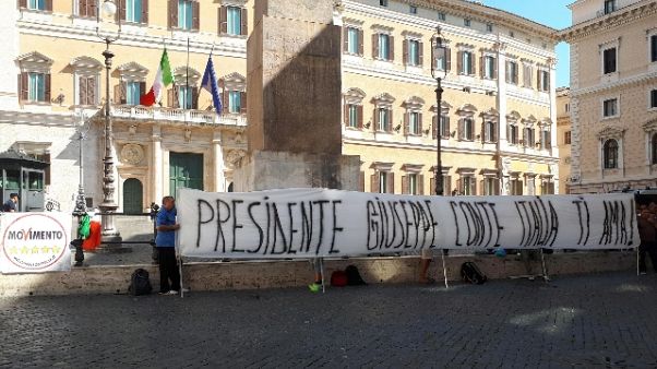 Striscione pro Conte a Montecitorio Striscione pro Conte a Montecitorio