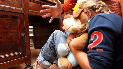 Picchiavano 3 figli piccoli, arrestati Picchiavano 3 figli piccoli, arrestati