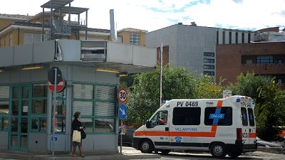 Scherza su cofano auto in marcia, grave Scherza su cofano auto in marcia, grave