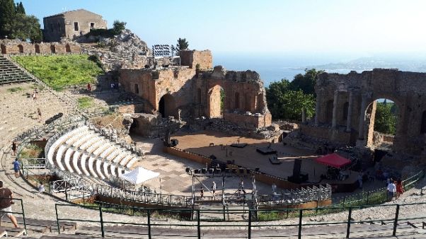 Mare Taormina sporco, 'allacci abusivi' Mare Taormina sporco, 'allacci abusivi'