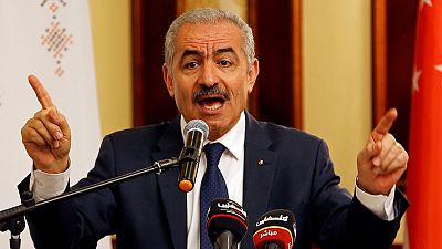السلطة الفلسطينية تصرف جزءا من رواتب موظفيها بعد حل جزئي للأزمة المالية السلطة الفلسطينية تصرف جزءا من رواتب موظفيها بعد حل جزئي للأزمة المالية