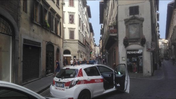 Giù frammenti da fronte Palazzo Rucellai Giù frammenti da fronte Palazzo Rucellai