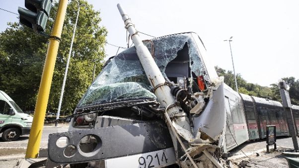 Scontro con auto, tram contro un palo Scontro con auto, tram contro un palo