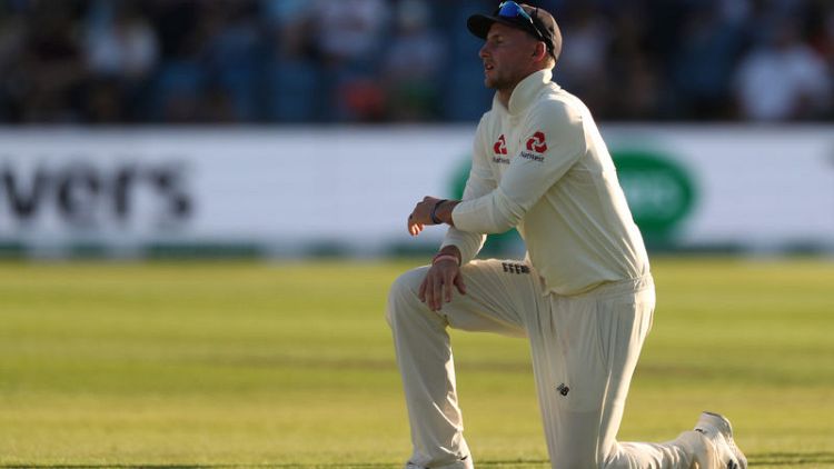 England defiant but test batting woes leave hosts on the brink
