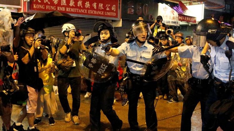 مصحح-شرطة هونج كونج تطلق الغاز المسيل للدموع على المحتجين