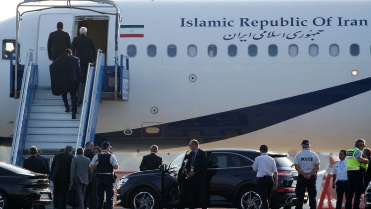 وزير الخارجية الإيراني يغادر مقر قمة مجموعة السبع في فرنسا
