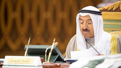 أمير الكويت يعقد أولى اجتماعاته بعد "عارض صحي" أمير الكويت يعقد أولى اجتماعاته بعد "عارض صحي"