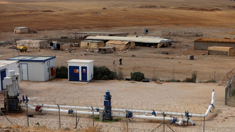 فلسطينيون محرومون من مياه تتدفق من أراضيهم