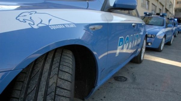Tenta gettarsi da finestra,salvato da Ps Tenta gettarsi da finestra,salvato da Ps