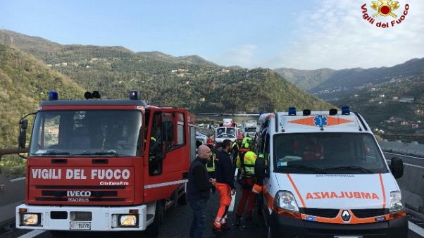 Auto contromano in A10, cinque feriti Auto contromano in A10, cinque feriti