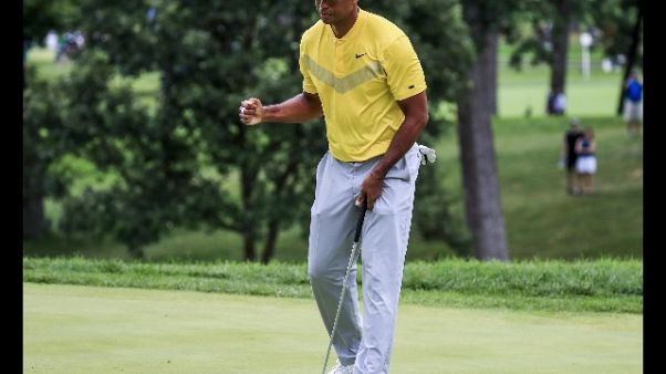 Golf: Tiger Woods operato al ginocchio Golf: Tiger Woods operato al ginocchio