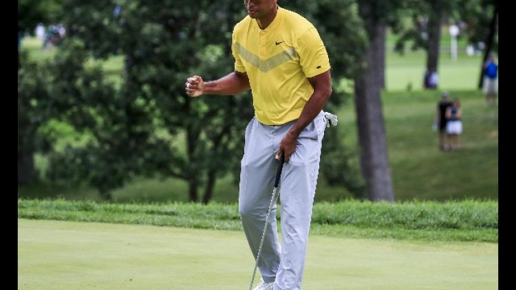 Golf: Tiger Woods operato al ginocchio