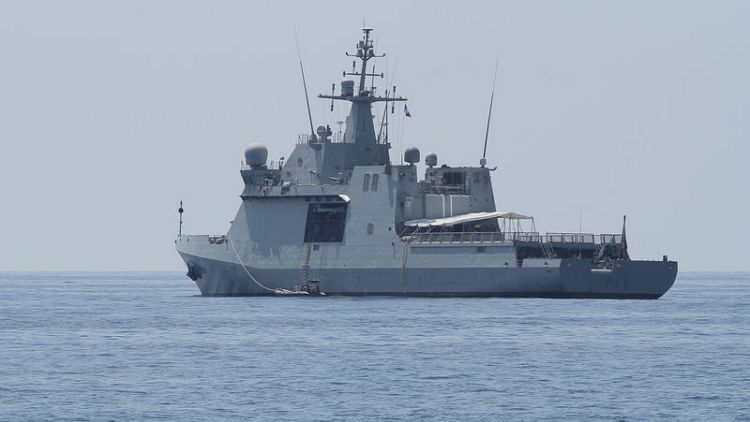 سفينة حربية إسبانية تنقل 15 مهاجرا من أحد الموانئ الإيطالية