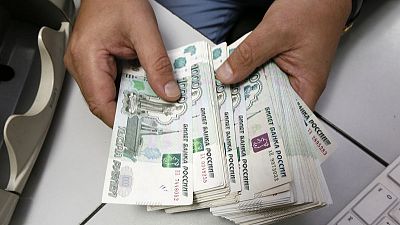 الروبل الروسي ينخفض باتجاه أضعف مستوى منذ فبراير رغم ارتفاع أسعار النفط الروبل الروسي ينخفض باتجاه أضعف مستوى منذ فبراير رغم ارتفاع أسعار النفط