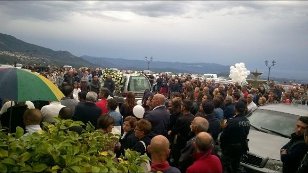 Bimbo morto in incidente: folla commossa Bimbo morto in incidente: folla commossa
