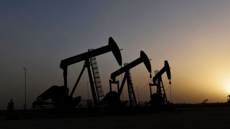 أسعار النفط تصعد حوالي 2% بعد هبوط حاد في مخزونات الخام في أمريكا