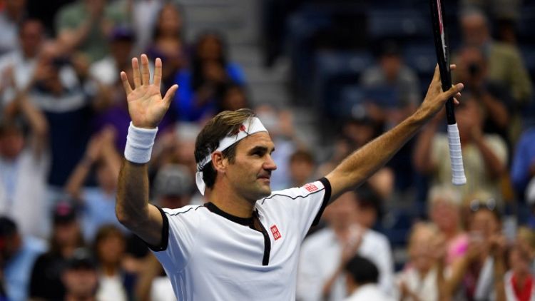 Federer finishes strong to see off Dzumhur