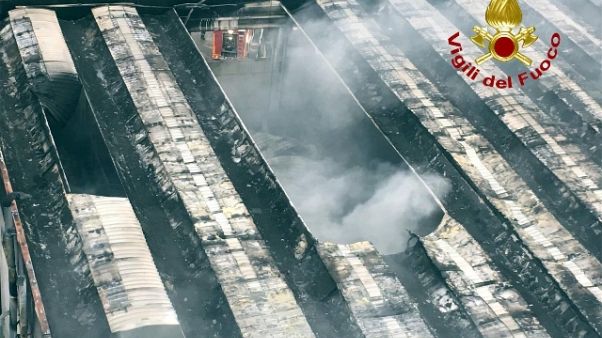 Rogo rifiuti, pompieri ancora al lavoro Rogo rifiuti, pompieri ancora al lavoro