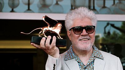 البندقية السينمائي يمنح ألمودوبار جائزة الأسد الذهبي عن مجمل أعماله البندقية السينمائي يمنح ألمودوبار جائزة الأسد الذهبي عن مجمل أعماله