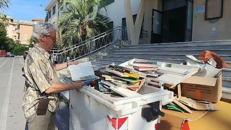 Scuola butta centinaia libri nei rifiuti