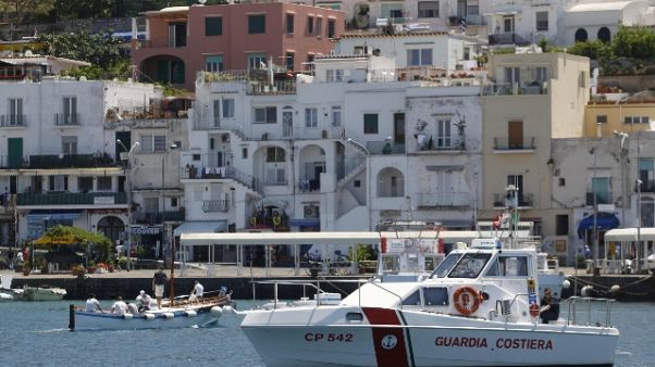 Capri,aliscafo urta lievemente traghetto Capri,aliscafo urta lievemente traghetto