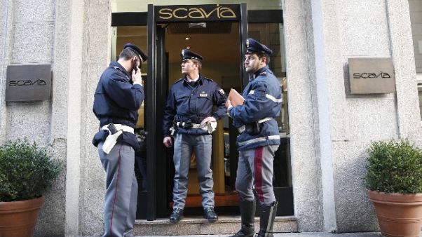 Ruba diamante da 52mila euro a Milano Ruba diamante da 52mila euro a Milano